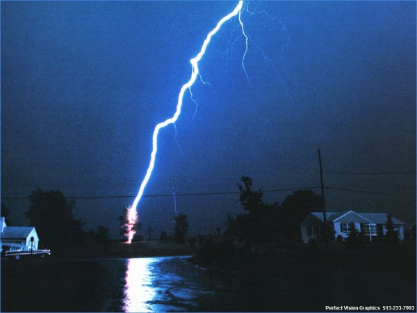 Молния в Ясном небе