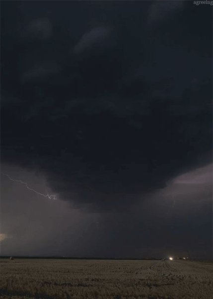 Гиф молния в поле