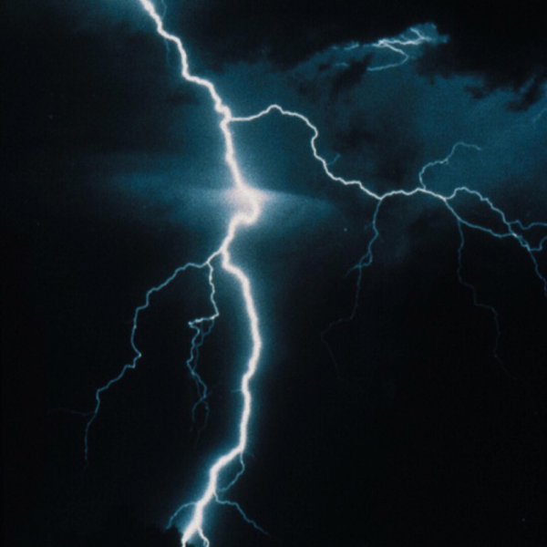 Молния на фоне ясного неба