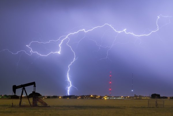 Молния в чистом небе