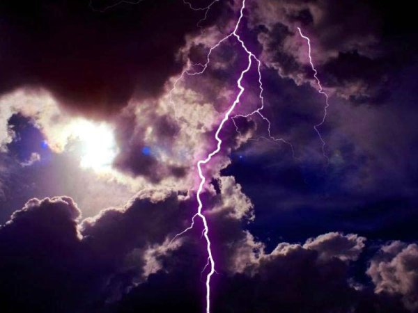 Молния красивая фиолетовая