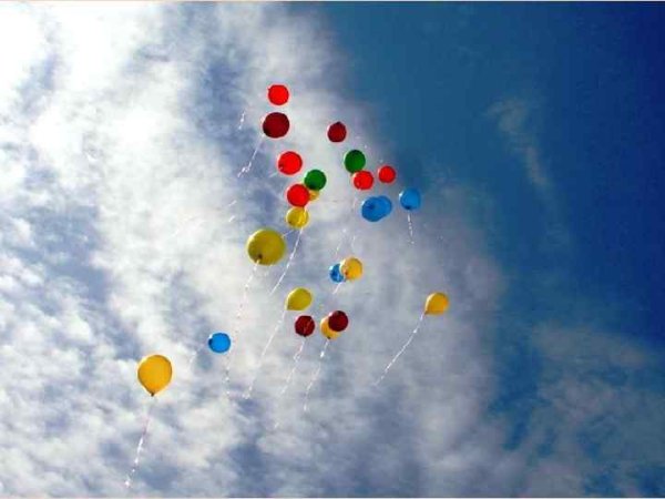 Гелевые шары в небе