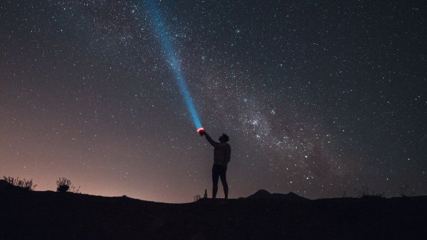 Парень и звездное небо