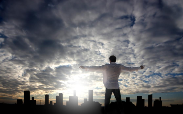 Человек с раскинутыми руками