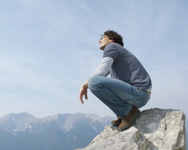 Мужчина сидит на горе