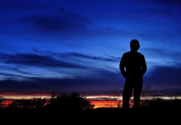 Парень на закате
