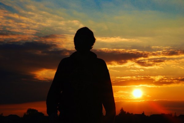 Человек смотрит на закат