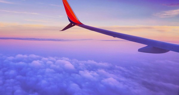 Самолет в небе