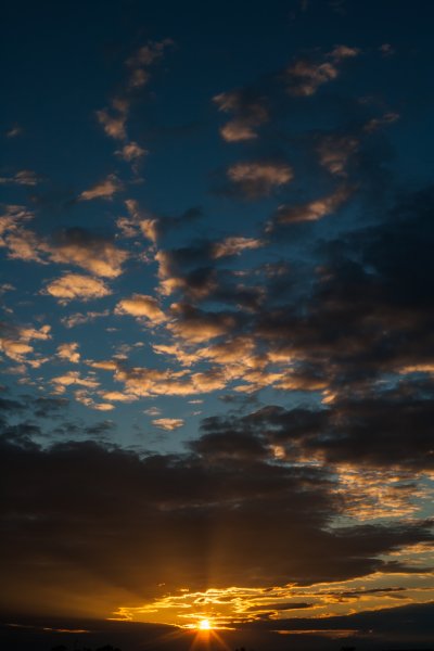 Голубое небо с облаками фон