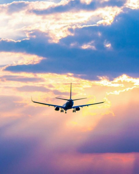 Самолет в голубом небе