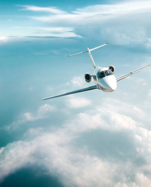 Самолет в облаках высокое качество