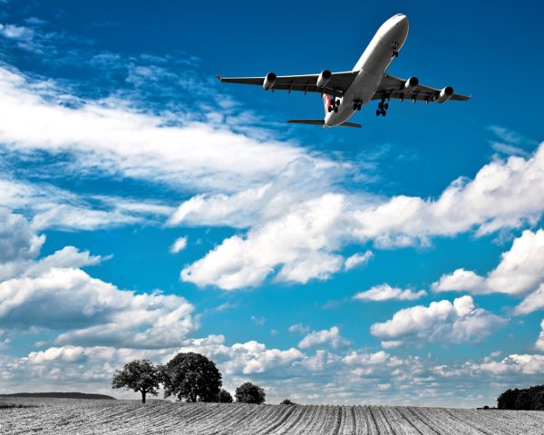 Самолет на фоне неба