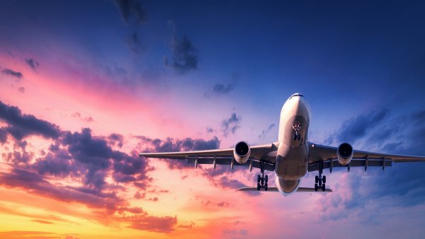 Самолет в голубом небе