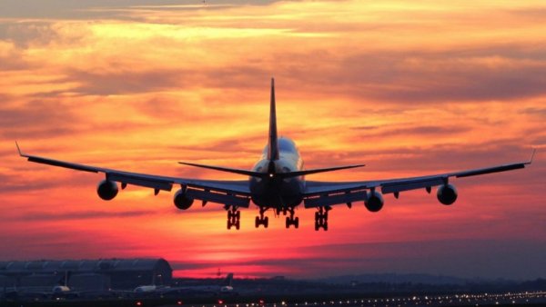 Самолет на закате