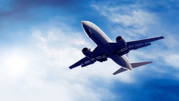 Самолет на голубом фоне