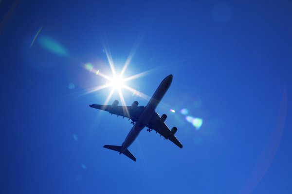 Самолет на голубом фоне