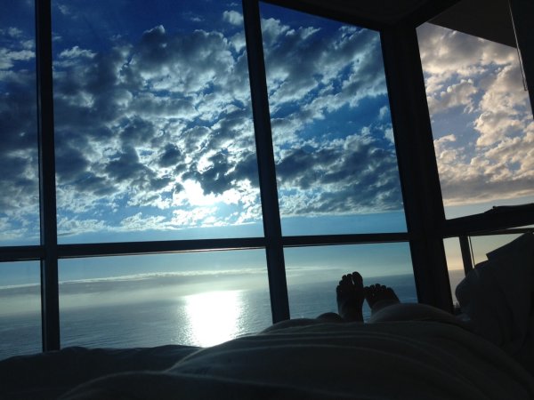 Луна за окном