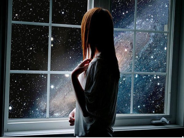 Мужчина заглядывает в окно