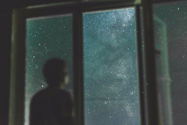 Ночное небо в окне