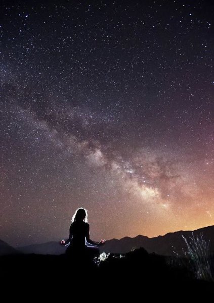 Девушка и звездное небо