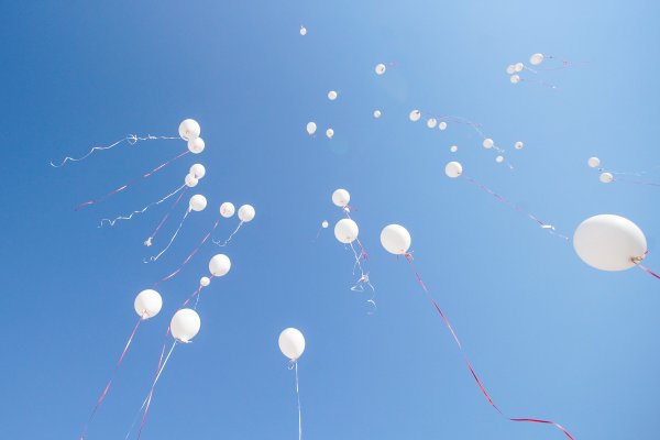 Белые шары воздушные в небе