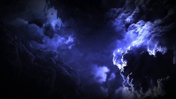 Темное грозовое небо