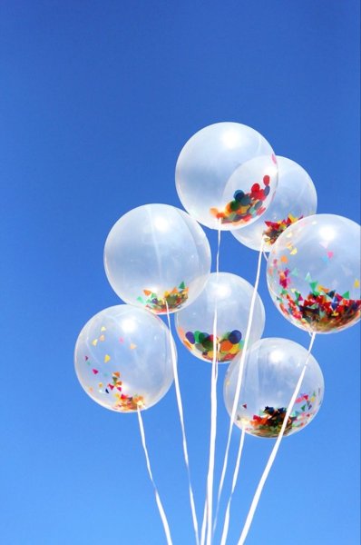 Воздушные шарики в небе