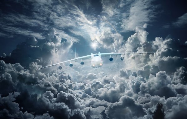 Самолет в облаках