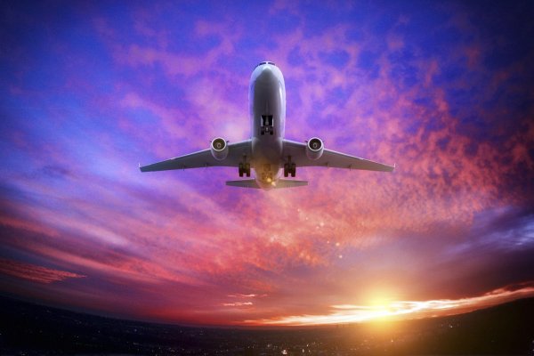 Самолет взлетает