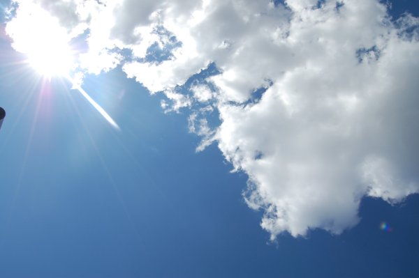 Весеннее солнце в голубом небе