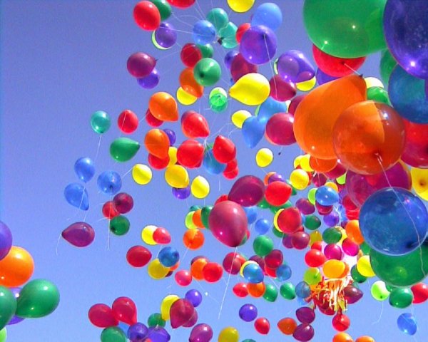 Разноцветные воздушные шары в небе