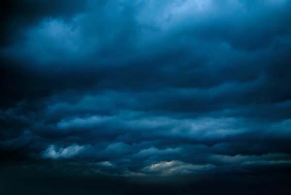 Темно синие облака