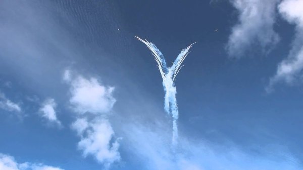 Девушка ангел с крыльями в небе