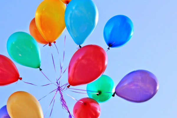 Воздушные шарики в небе