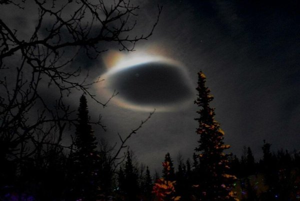 Чёрная дыра на ночном небе