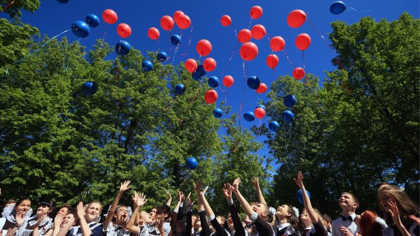Белые воздушные шары на голубом небе