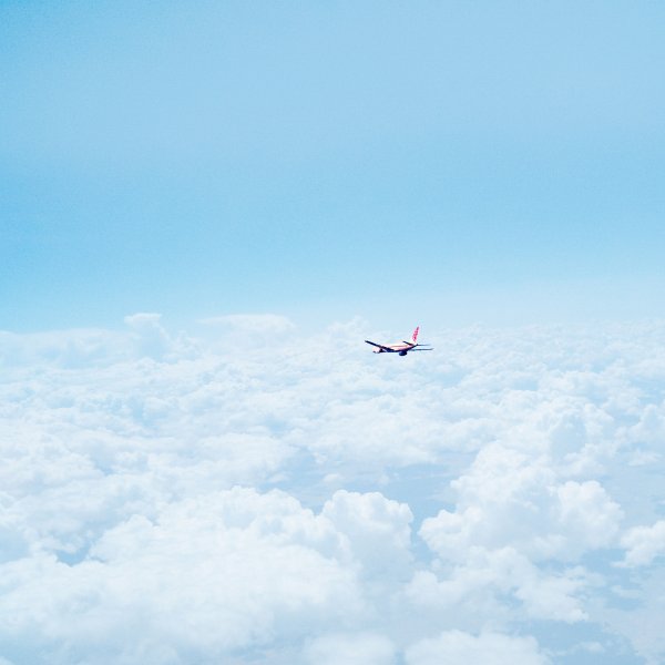 Самолет вдалеке