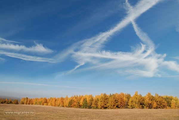 Небо с облаками осенью