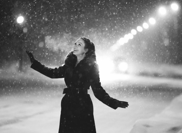 Снежинки кружатся