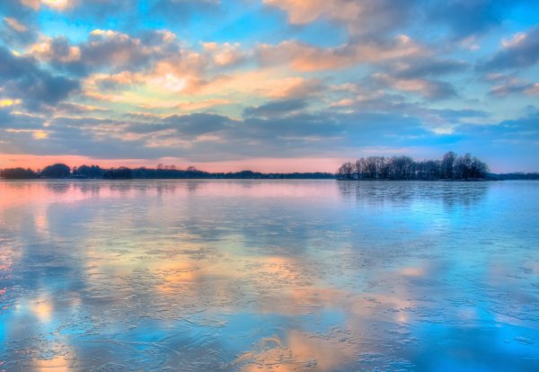 Отражение облаков в воде