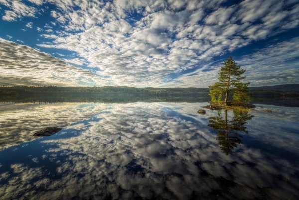 Отражение облаков в воде
