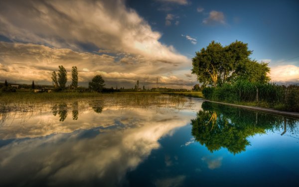 Отражение облаков в воде
