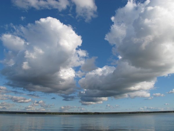 Облака отражаются в море