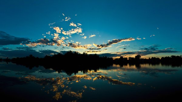 Зеркальная гладь воды