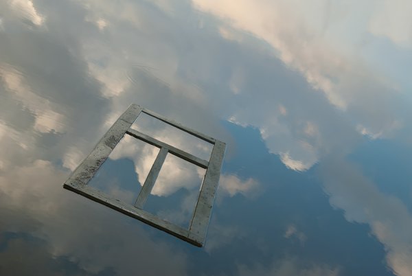 Отражение неба в окне