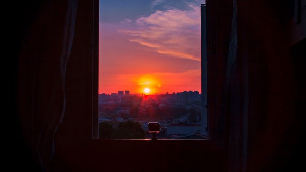 Закат в окне