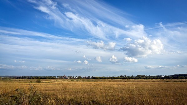 Облака над полем