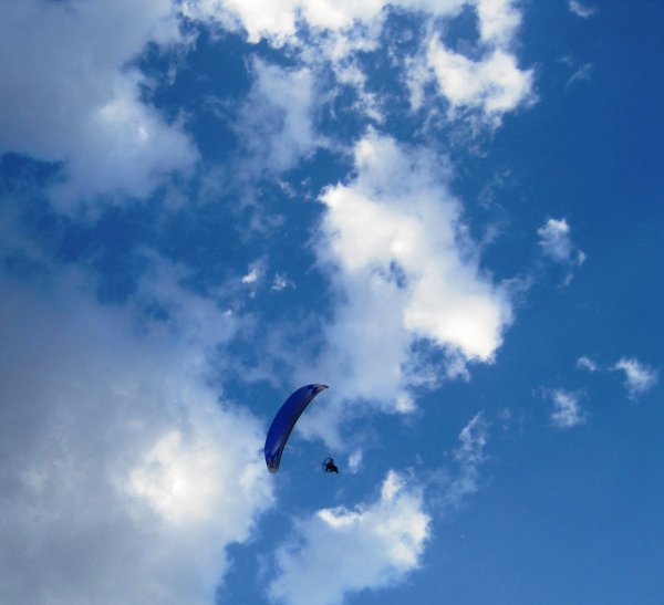 Парашютист в облаках