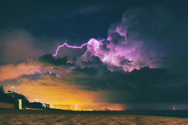 Грозовое небо с молниями