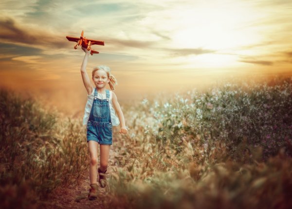 Девочка с самолетиком